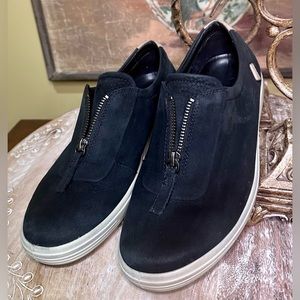 EUC ECCO “Soft 7 Zip II” Low Cut in Black Nubuck with top zipper. Size 8/39.